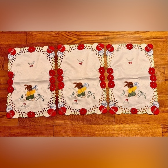 Three appliquéd Bunny placemats Lusterware serving bowl Daffodils Spring Easter - Picture 3 of 16